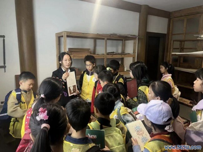 榫卯匠心，代代共守：区锦泽获评传统榫卯产品制作工夫非遗代表性传承东说念主