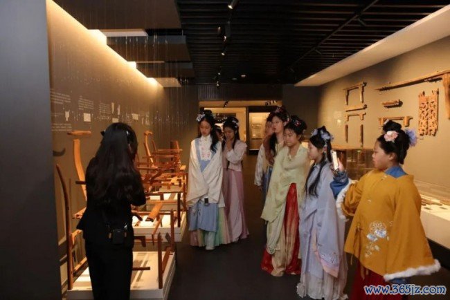榫卯匠心，代代共守：区锦泽获评传统榫卯产品制作工夫非遗代表性传承东说念主