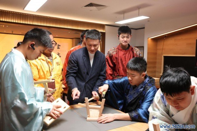 榫卯匠心，代代共守：区锦泽获评传统榫卯产品制作工夫非遗代表性传承东说念主