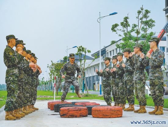 武警浙江总队某支队官兵进行磨砺。姚志翔摄